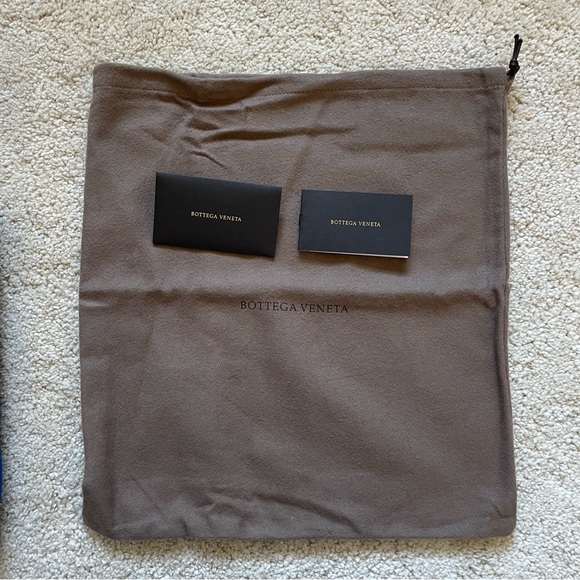 New WO tag Bottega Veneta leather crossbody bag